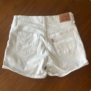 White Levi’s denim shorts